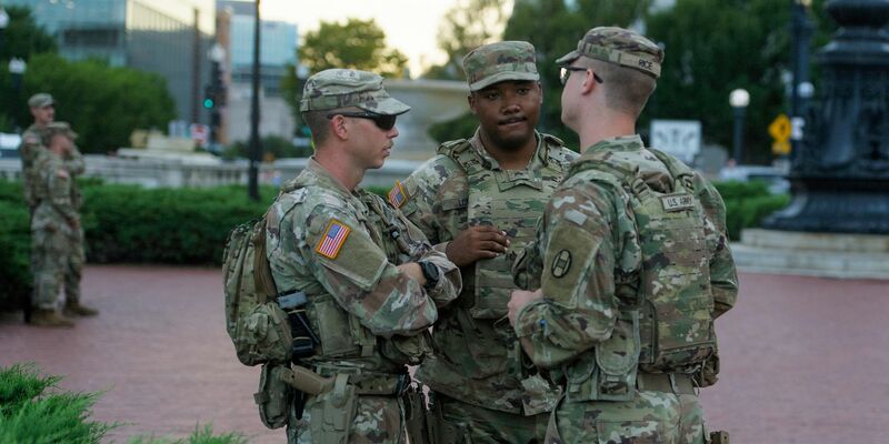 Nationalgardisten tragen nun auch Waffen in Washington. - Foto: Rod Lamkey/AP/dpa