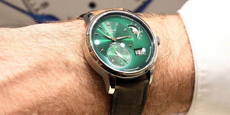 Juweliere nehmen verstärkt Interesse junger Kundschaft wahr. - Foto: Uli Deck/dpa