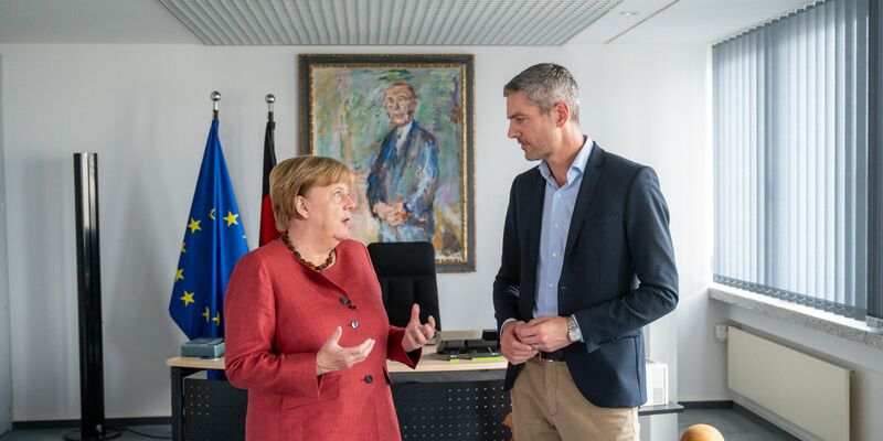 Zehn Jahre nach ihrem legendären Satz zieht Merkel Bilanz. - Foto: Thomas Ernst/NDR/dpa
