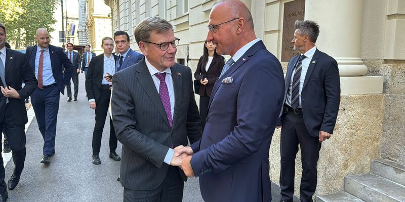 Außenminister Johann Wadephul (CDU) wird von seinem kroatischen Kollegen Gordan Grlic Radman zum Antrittsbesuch in der Hauptstadt Zagreb begrüßt. Wadephul hält auch eine Rede bei der kroatischen Botschafterkonferenz. - Foto: Jörg Blank/dpa