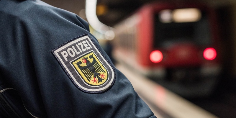 BPOL-HH: Lebensgefahr: Mann sammelt im laufenden Bahnverkehr Pfandflaschen in den Gleisen- ICE musste durch Schnellbremsung gestoppt werden - Foto: presseportal.de