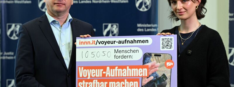 Yanni Gentsch hat die Petition an NRW-Justizminister Benjamin Limbach übergeben. - Foto: Federico Gambarini/dpa