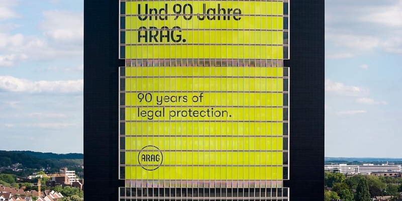 90 Jahre ARAG: Fokus Rechtsschutz aktueller denn je / 125-Meter-Fassade der Düsseldorfer Konzernzentrale mit Jubiläumsmotiv - Foto: presseportal.de