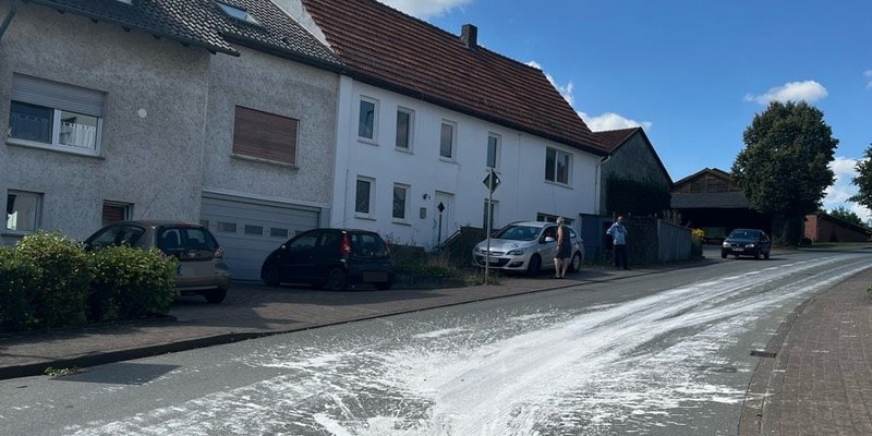 POL-HX: Farbeimer fällt auf Fahrbahn - Polizei sucht mögliche Geschädigte - Foto: presseportal.de