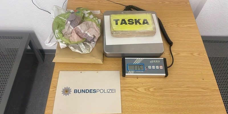 BPOL NRW: Bundespolizei nimmt 21-Jährigen auf der Autobahn 61 fest; der Mann hatte 1,15 Kilogramm Kokain unter der Rücksitzbank seines Autos versteckt. - Foto: presseportal.de