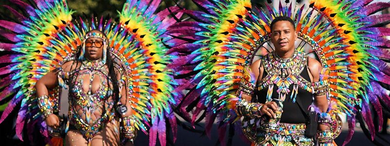 Beim Notting Hill Carnival gibt es bunte Kostüme, viel nackte Haut und karibische Rhythmen. - Foto: Alberto Pezzali/AP/dpa