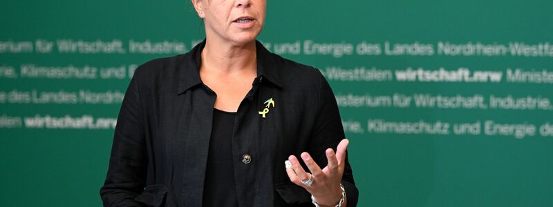 NRW-Wirtschaftsministerin Mona Neubaur (Grüne) kritisiert, dass die Bundesebene einen Lagerneubau in Jülich nicht unterstützt habe. - Foto: Federico Gambarini/dpa