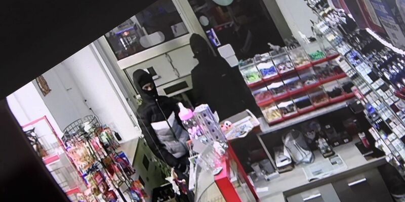 Der Kioskbesitzer sperrte die zwei mit einem Messer bewaffneten Räuber ein. - Foto: Sascha Thelen/dpa