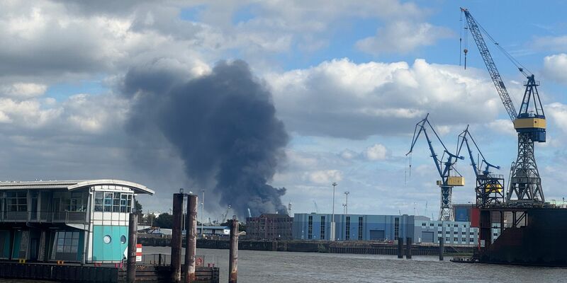 Brennende Trümmerteile haben laut Feuerwehr mindestens ein weiteres Gebäude in Brand gesetzt. - Foto: Georg Wendt/dpa
