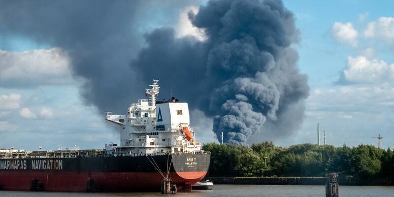 Bei dem verheerenden Feuer wurden mehrere Menschen verletzt. - Foto: Bodo Marks/dpa