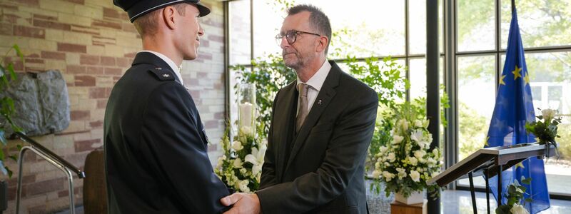 Ministerpräsidentin Rehlinger trägt sich in ein Kondolenzbuch in der Staatskanzlei ein.  - Foto: Oliver Dietze/dpa