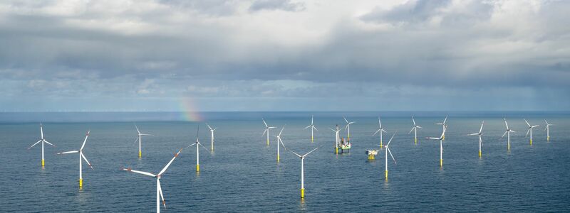 Der Offshore-Windpark Riffgat rund 15 Kilometer nördlich der Insel Borkum. - Foto: Sina Schuldt/dpa