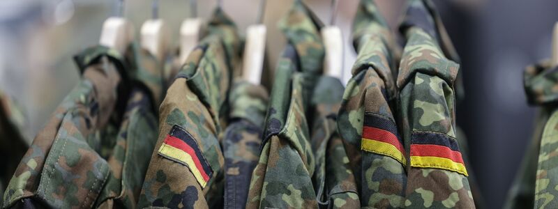 Wie lassen sich die Uniformjacken an den Mann oder die Frau bringen: Die Bundeswehr braucht 80.000 zusätzliche Soldaten. (Archivfoto) - Foto: Oliver Berg/dpa