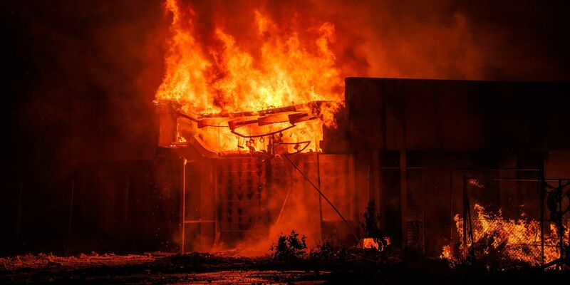 Die schlecht ausgerüstete Feuerwehr kam nicht gegen die Flammen an. - Foto: Chewy Lin/AAP/dpa