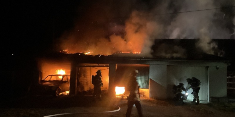 FW-DO: Garagenbrand in Dortmund-Hostedde zerstört mehrere PKW - Foto: presseportal.de