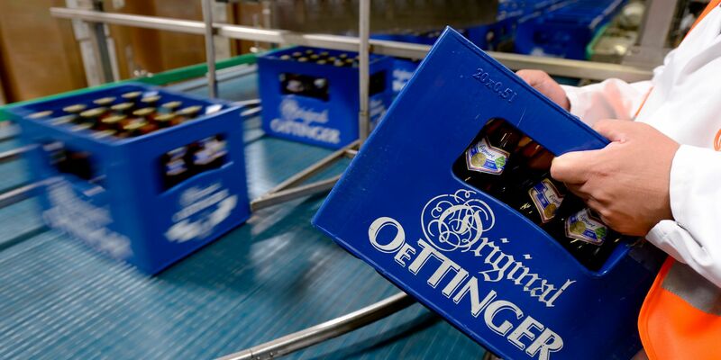 Produktion in der Oettinger Brauerei in Braunschweig. Derzeit ruht die Produktion wegen eines Warnstreiks. (Archivbild) - Foto: Peter Steffen/dpa
