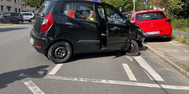 POL-DU: Röttgersbach: Verkehrsschilder umgefahren und mit zwei Autos kollidiert - 69-Jährige verletzt - Foto: presseportal.de