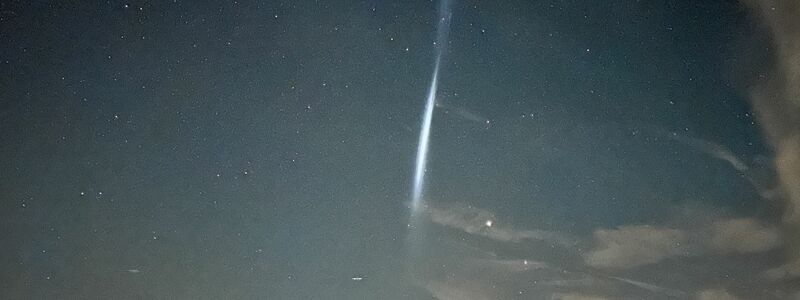 Was ist denn das? - Treibstofftropfen einer Rakete hinterlassen Lichtstreifen (Foto-Handout) - Foto: Klein/vifogra/dpa