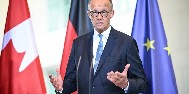 Bundeskanzler Merz wirft dem russischen Präsidenten Putin eine Verzögerungsstrategie bei der Suche nach Frieden für die Ukraine vor. - Foto: Britta Pedersen/dpa