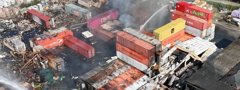 Brandbekämpfung an mehreren Stellen gleichzeitig - der Großbrand im Hamburger Hafen hat rund 320 Einsatzkräfte beschäftigt.  - Foto: Marcus Golejewski/dpa