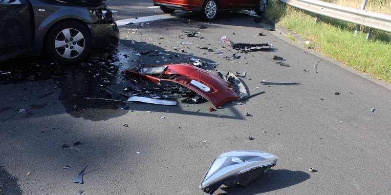 POL-SU: Abbiegefehler - Frontalzusammenstoß im Gegenverkehr - Foto: presseportal.de