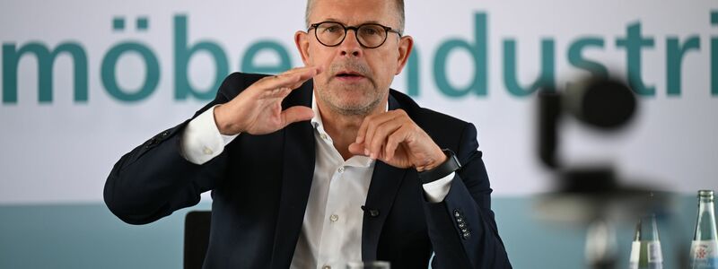 Möbelindustrie-Vertreter Jan Kurth stellte ernüchternde Zahlen vor. Künftig soll es aber bergauf gehen, so seine Hoffnung. - Foto: Wolf von Dewitz/dpa