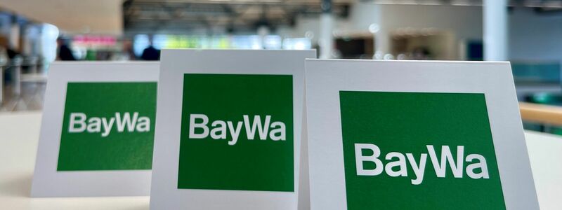 Tischaufsteller bei der Baywa-Hauptversammlung in München. Ein Jahr nach der Fast-Pleite des Traditionsunternehmens hat sich die Staatsanwaltschaft mit einem Ermittlungsverfahren eingeschaltet. (Symbolbild)   - Foto: Carsten Hoefer/dpa