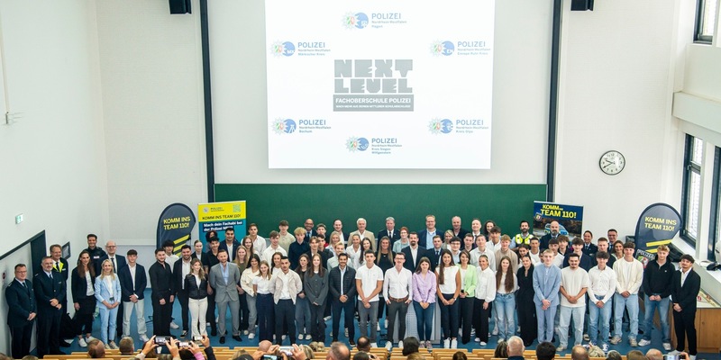 POL-HA: Fachoberschule Polizei: Ausbildungsleitung begrüßt neue Schülerinnen und Schüler in Hagen - Foto: presseportal.de