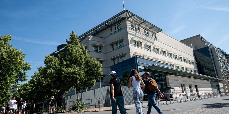 Die US-amerikanische Botschaft in Berlin lobt das mutige Eingreifen des 20 Jahre alten US-Bürgers. Laut Polizei soll er eingeschritten sein, als zwei Männer junge Frauen belästigten. Daraufhin wurde der 20-Jährige mit einem Messer angegriffen. (Archivbild) - Foto: Fabian Sommer/dpa