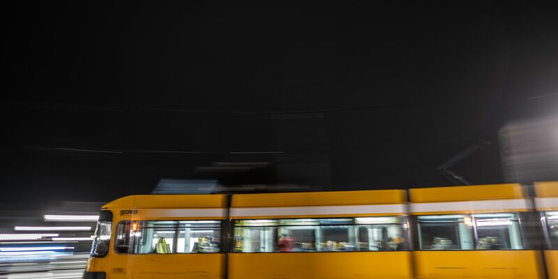 Im Fall der Messerattacke in einer Dresdner Straßenbahn befindet sich einer der beiden Tatverdächtigen in Untersuchungshaft (Symbolbild)  - Foto: Robert Michael/dpa