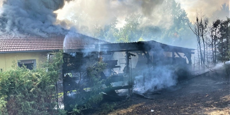 LPI-NDH: Carport in Brand - Flammen greifen teilweise auf Wohnhaus über - Foto: presseportal.de