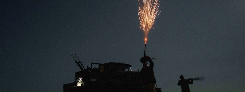 Erneut wird die ukrainische Flugabwehr gefordert. (Archivbild) - Foto: Evgeniy Maloletka/AP/dpa