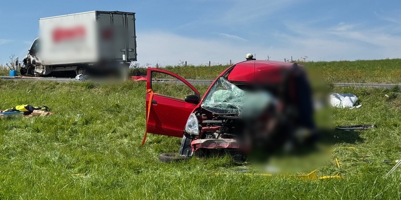 FW VG Westerburg: Frontalzusammenstoß zwischen PKW und Klein-LKW - Fahrerin verstirbt während der Rettung - Foto: presseportal.de