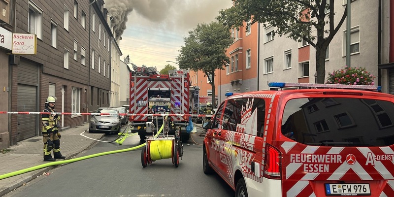 FW-E: Massiver Kellerbrand in Essen-Altendorf - Menschenrettung über Drehleitern - Foto: presseportal.de