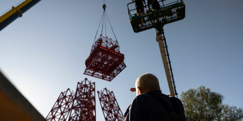 Die Arbeiten an dem Nachbau des Eiffelturms dauerten acht Jahre. - Foto: Hannes P. Albert/dpa