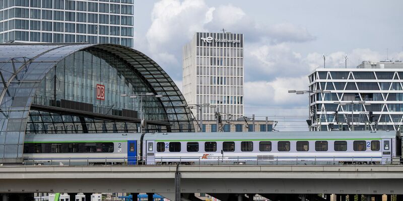 Die Nachfrage nach Reiseverbindungen zwischen Deutschland und Polen ist stark gestiegen. (Archivbild) - Foto: Monika Skolimowska/dpa