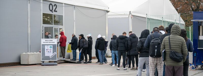 Die Zahl der Asylbewerber, die nach Deutschland kommen, ging im vergangenen Jahr deutlich zurück. (Archivbild) - Foto: Christophe Gateau/dpa