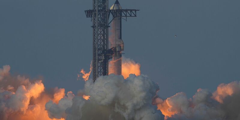 Erstmals gelang es bei diesem Test auch, das Aussetzen von Satelliten zu simulieren. - Foto: Eric Gay/AP/dpa