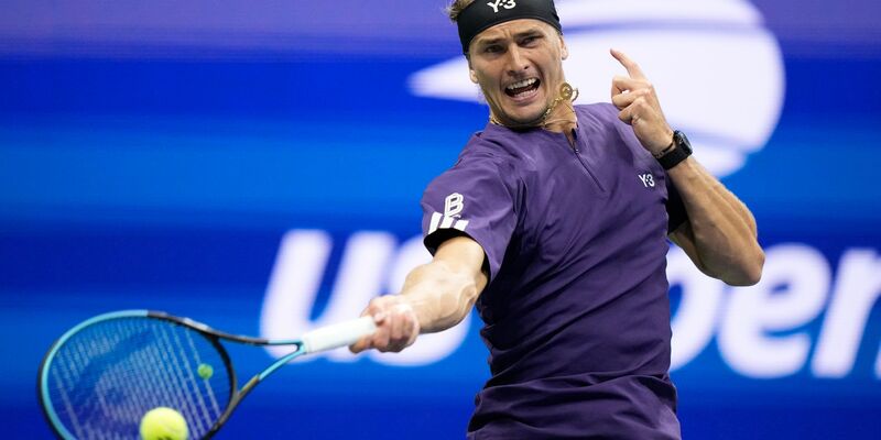 Zverev wehrte im zweiten Durchgang einen Satzball gegen sich mit seinem Aufschlag ab. - Foto: Frank Franklin II/AP/dpa