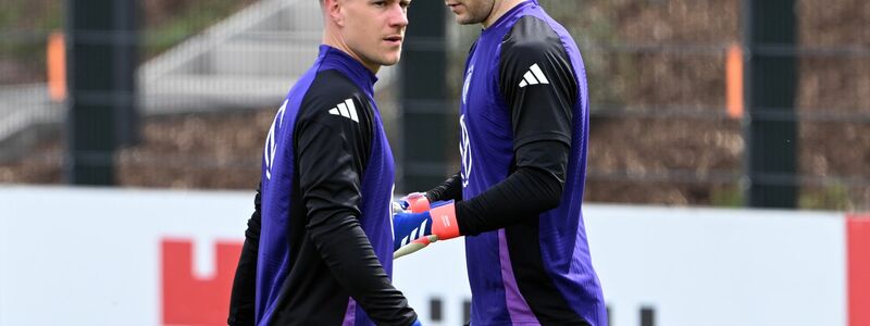 Marc-André ter Stegen (l) ist derzeit verletzt, Manuel Neuer zeigt beim FC Bayern unverändert starke Leistungen. (Archivbild) - Foto: Federico Gambarini/dpa