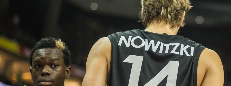 Spielten bei der EM 2015 zusammen: Schröder und Nowitzki. - Foto: Lukas Schulze/dpa