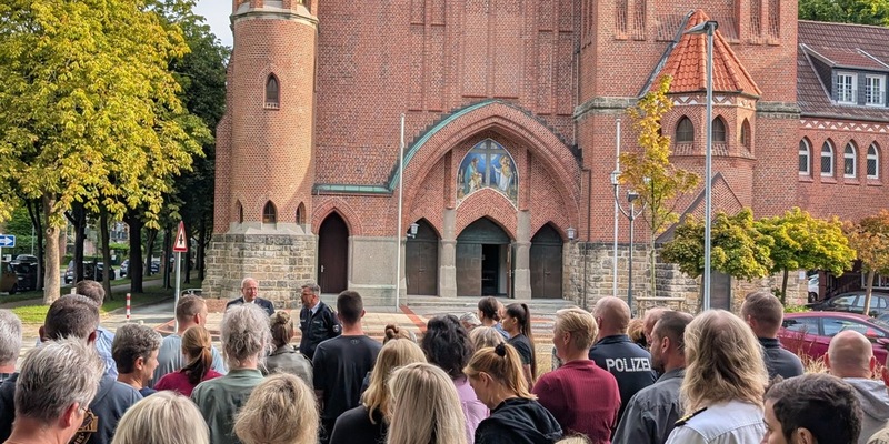 POL-WHV: Schweigeminute für im Einsatz getöteten Polizeibeamten Simon B. - Foto: presseportal.de