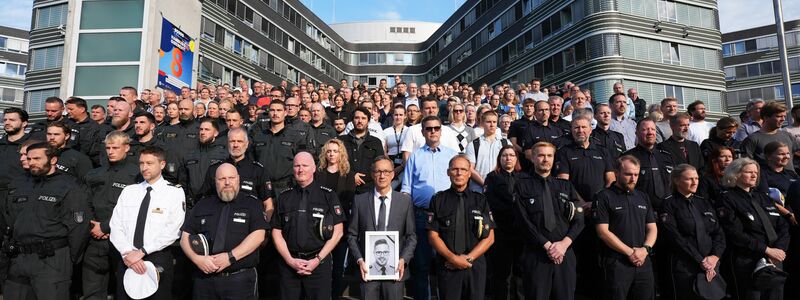 Das saarländische Innenministerium hatte die Polizeibehörden der anderen Länder und des Bundes eingeladen, sich der Gedenkminute anzuschließen. Hier zahlreiche Beamte vor dem Polizeipräsidium in Hamburg. - Foto: Marcus Brandt/dpa