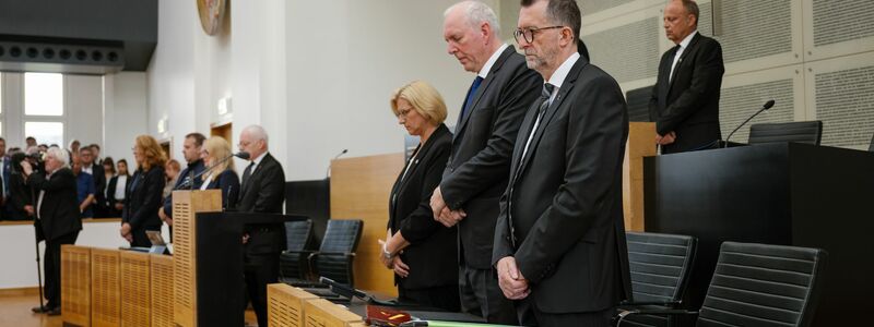 Stilles Gedenken im saarländischen Landtag. Die saarländische Landesregierung hatte zu einer Schweigeminute für den in Völklingen im Dienst getöteten Polizisten aufgerufen. - Foto: Oliver Dietze/dpa