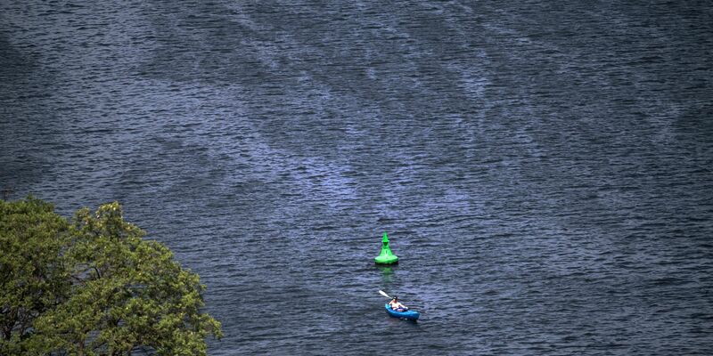 Ein Mann in den USA hat seinen eigenen Tod bei einem Kajakunfall vorgetäuscht. (Symbolbild) - Foto: Ralf Hirschberger/dpa