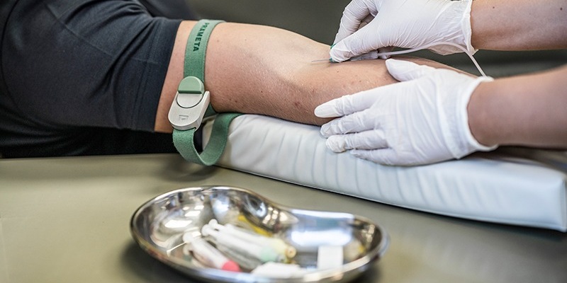 BPOL NRW: Bundespolizei nimmt stark alkoholisierte Frau in Gewahrsam - Sie hatte durch Wurf einer Flasche einen Mann am Kopf verletzt - Foto: presseportal.de