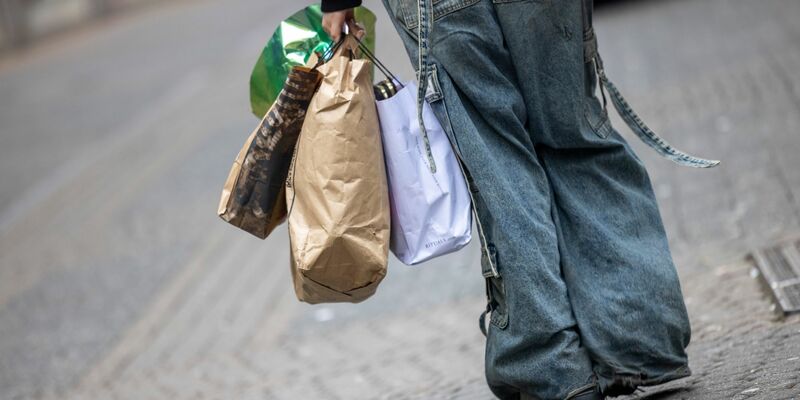 Die Menschen in Deutschland scheuen zurzeit eher größere Anschaffungen, weil sie sich Sorgen um ihren Job machen. (Symbolbild) - Foto: Thomas Banneyer/dpa
