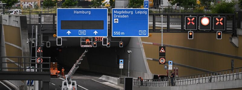 Ab Mittwoch sollen auf dem 16. Bauabschnitt der A100 zwischen Neukölln und Treptow die ersten Autos rollen. (Archivbild) - Foto: Britta Pedersen/dpa