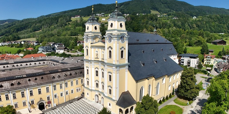 146 748 Schiefersteine für Österreichs Kulturschatz / Rathscheck liefert Steinschindeldeckung für die Sanierung der berühmten Basilika Mondsee im Salzkammergut - Foto: presseportal.de