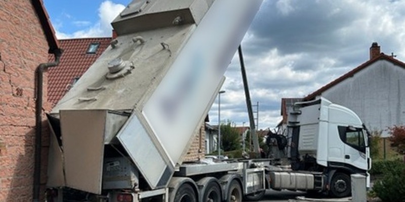 POL-PDKL: Lkw kracht in Hauswand - Foto: presseportal.de